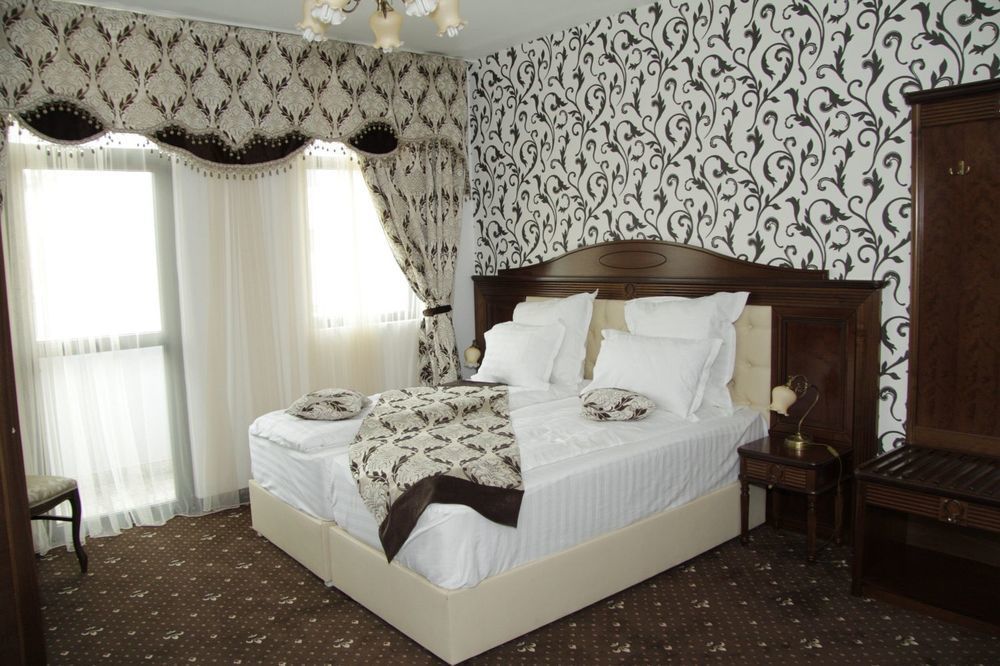 Pik Elegance Hotel Ploiesti Ngoại thất bức ảnh