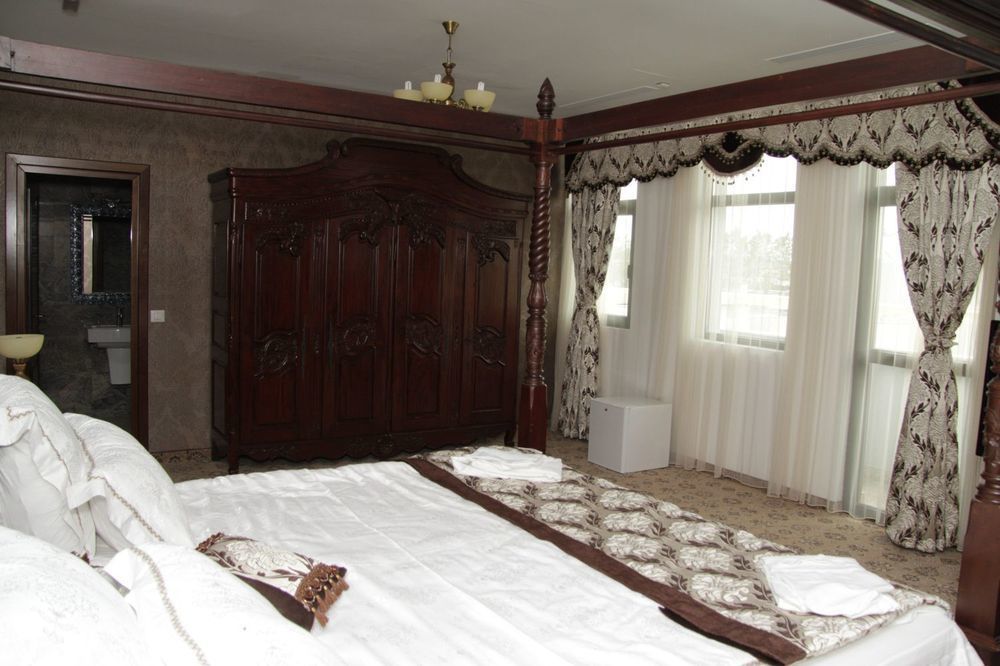 Pik Elegance Hotel Ploiesti Ngoại thất bức ảnh
