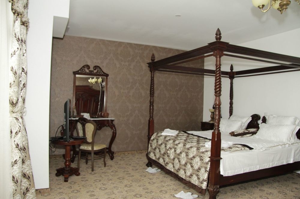 Pik Elegance Hotel Ploiesti Ngoại thất bức ảnh
