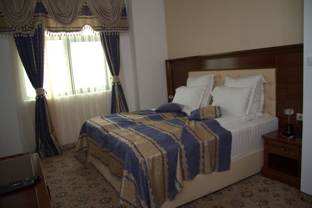 Pik Elegance Hotel Ploiesti Ngoại thất bức ảnh