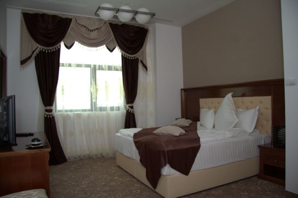 Pik Elegance Hotel Ploiesti Ngoại thất bức ảnh