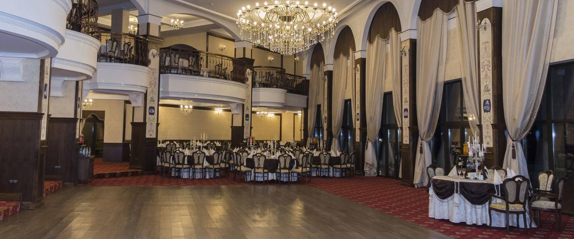 Pik Elegance Hotel Ploiesti Ngoại thất bức ảnh