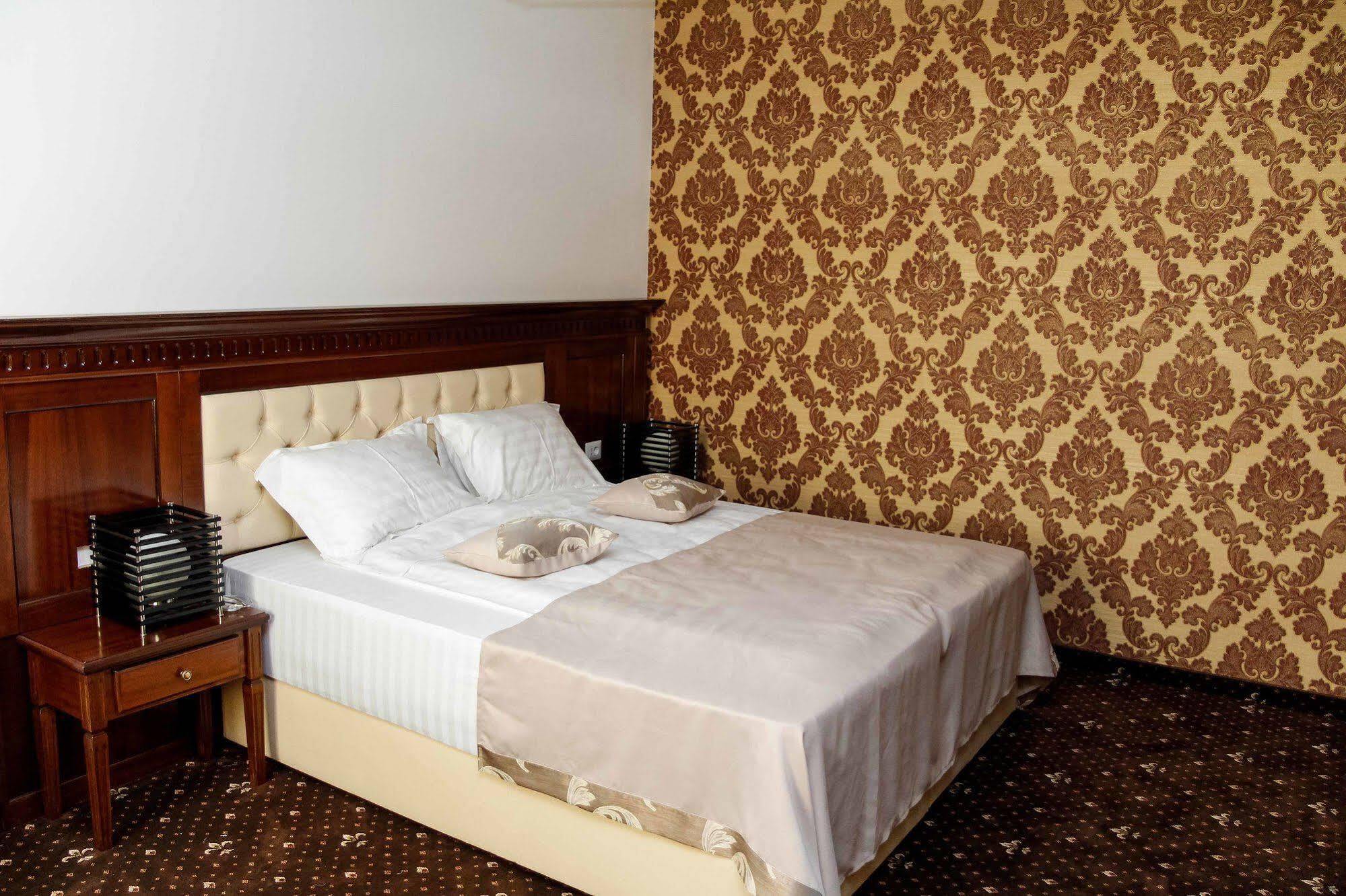 Pik Elegance Hotel Ploiesti Ngoại thất bức ảnh